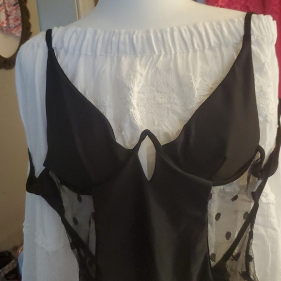 Size small wom. black netted sides 1 piece polka - Picture 5 of 10